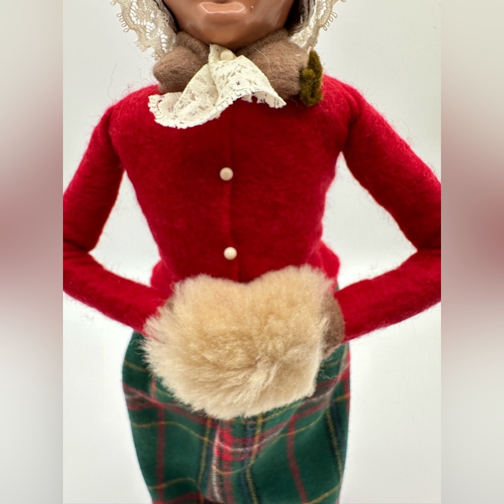 VINTAGE 1991~ Byers' Choice~CAROLERS~ LADY~ With Fur Muff Over Arm ~Excellent - Picture 3 of 9